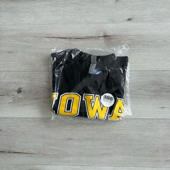 lowa Hawkeyes Arch Logo Tee Black XL NWT IN PACKAGING - Picture 2 of 4